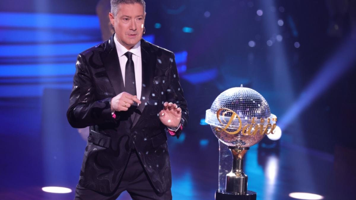 Welches Tanzpaar Chancen auf den Sieg bei "Let's Dance" hat und den Glitzerpokal mit nach Hause nehmen darf, entscheidet nicht zuletzt Chefjuror Joachim Llambi mit seiner Punktevergabe. (Foto)