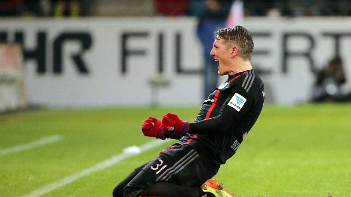 Beim Bundesligaspiel in Mainz jubelte Schweinsteiger noch mit Sarah auf dem Schuh. (Foto)
