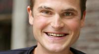Fabian Hinrichs ist ein deutscher Schauspieler, der regelmäßig im Franken-