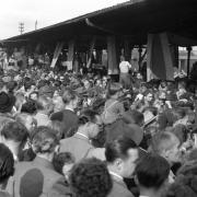 Großer Bahnhof für die Helden von Bern am Tag nach dem WM-Triumph 1954. Auf die Idee, Deutschland-Fahnen, -Schals, -Trikots oder -Mützen mitzubringen, kam neun Jahre nach Kriegsende keiner.