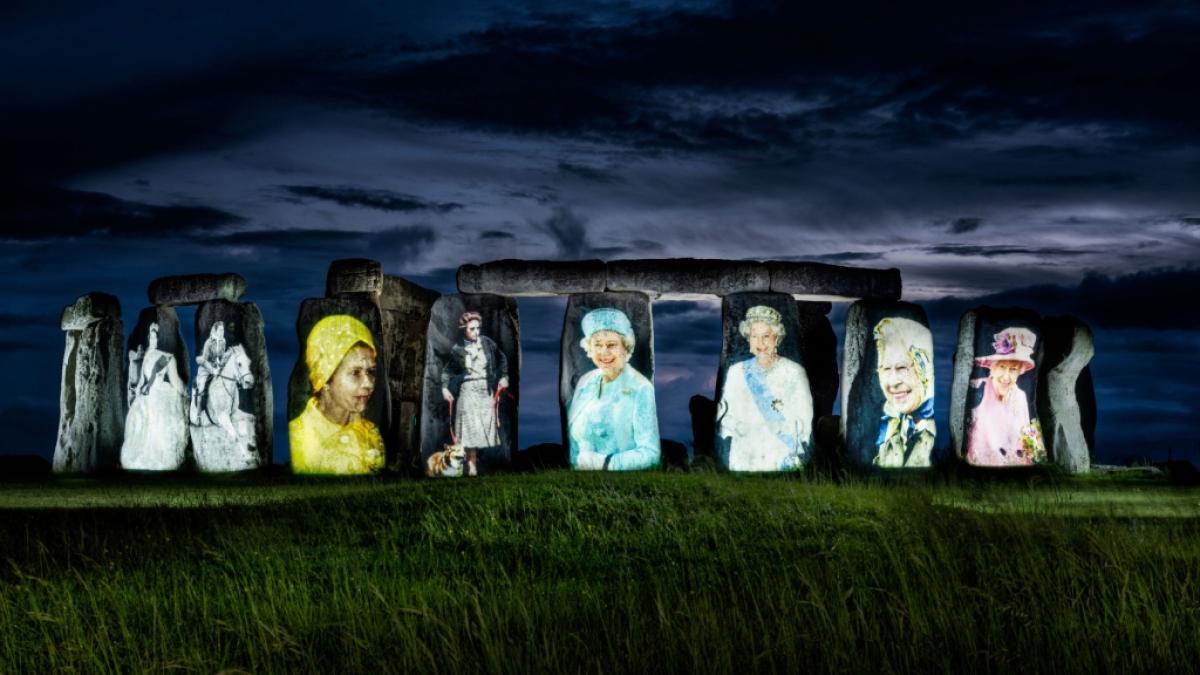 Bilder von K&ouml;nigin Elizabeth II. aus jedem Jahrzehnt ihrer Regentschaft werden anl&auml;sslich ihres Platin-Jubil&auml;ums auf Stonehenge in Wiltshire projiziert. (Foto)