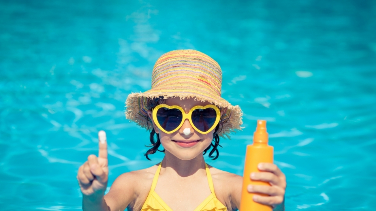 Sonnencreme sch&uuml;tzt zwar vor der gef&auml;hrlichen UV-Strahlung, birgt aber gef&auml;hrliche Nebenwirkungen. (Foto)
