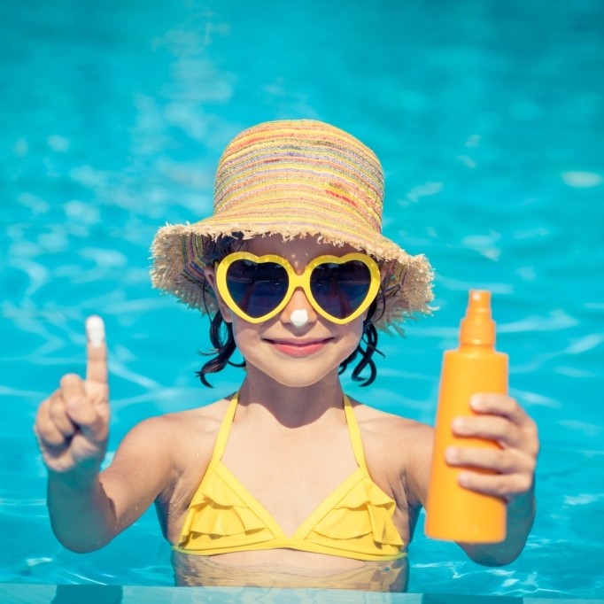 Verbrennungen und Juckreiz! So gefährlich ist Sonnencreme