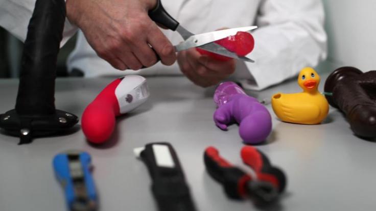 Lustbringer im Labor: Zwölf Vibratoren - unter anderem in Entenform - hat die Stiftung Warentest untersucht, dazu drei Liebeskugeln und drei Penis-Ringe.
