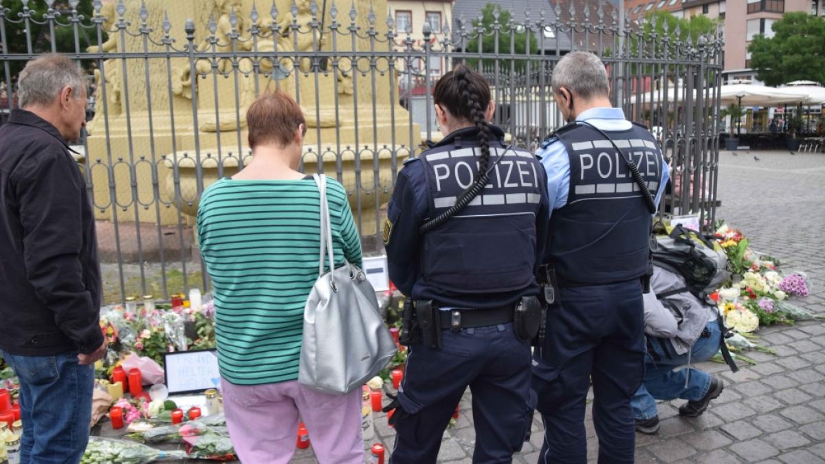 In Mannheim herrscht Trauer und Fassungslosigkeit, nachdem ein 29-j&auml;hriger Polizist infolge der schweren Verletzungen gestorben ist, die ihm ein mutma&szlig;lich radikalisierter T&auml;ter zuf&uuml;gte. (Foto)