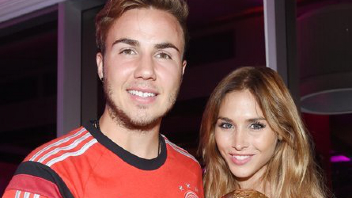 Fu&szlig;ball-Nationalspieler und WM-Torsch&uuml;tze Mario G&ouml;tze mit Freundin Ann-Kathrin Br&ouml;mmel (Foto)