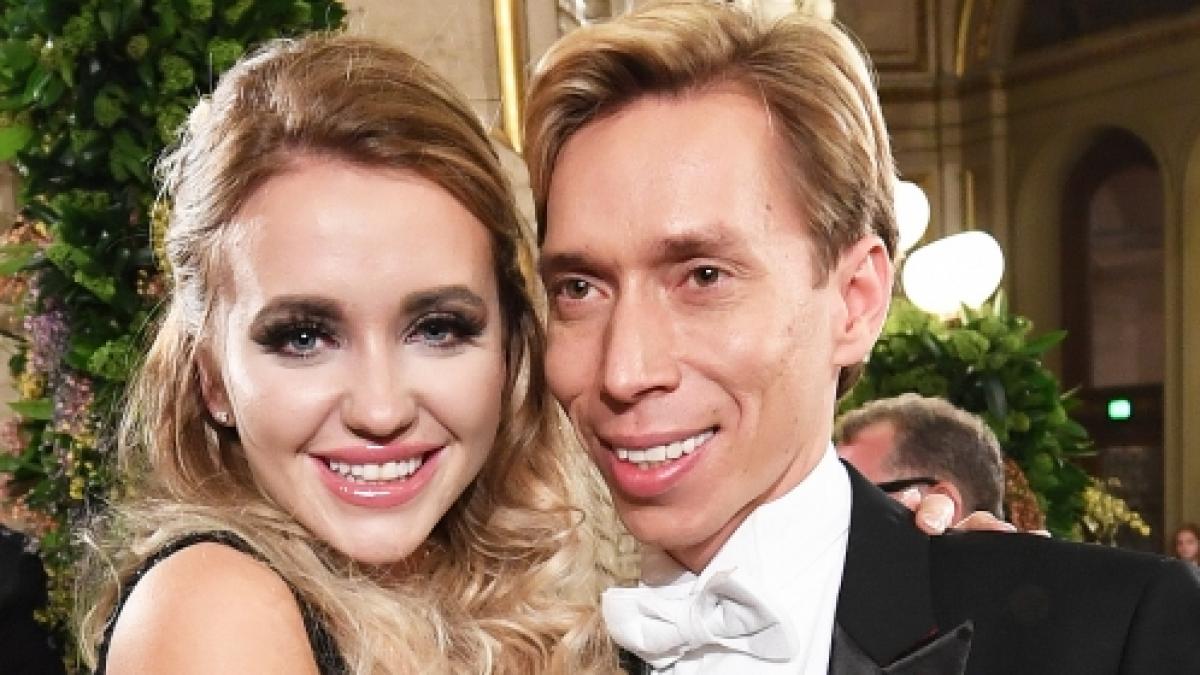 In roten Dessous bringt Cathy Lugner ihre Fans auf s&uuml;ndige Gedanken. (Foto)