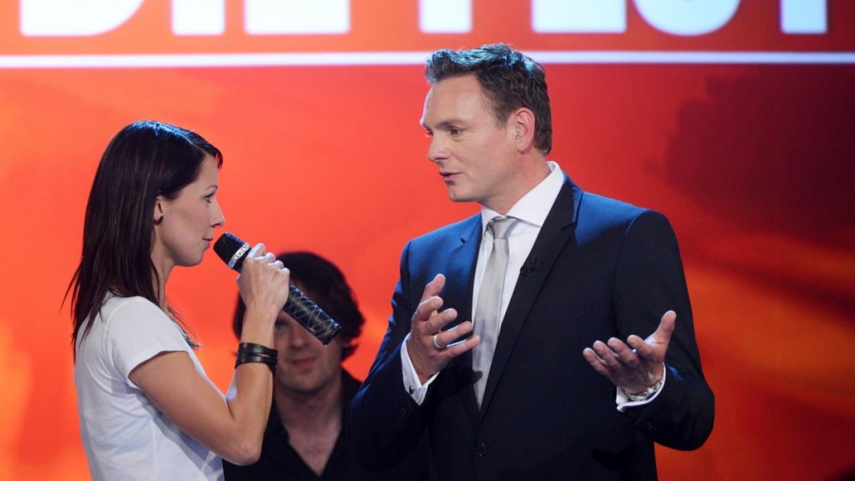 TV-Moderator Axel Bulthaupt unterh&auml;lt sich mit S&auml;ngerin Christina St&uuml;rmer bei der MDR-Spendengala "Gemeinsam gegen die Flut" im Jahr 2013. (Foto)