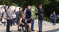 Am Rande von Donald Trumps (Mitte) Kranzniederlegung in Arlington gab es einen Zwischenfall. Haben seine Mitarbeiter einen Friedhofsbeamten körperlich attackiert?