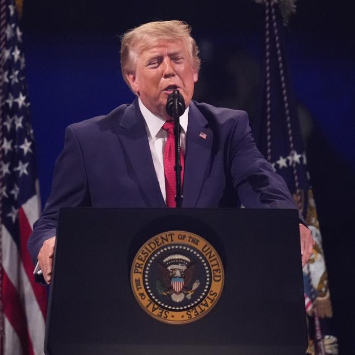 Patzer-Debakel bei Jubiläumsrede – Trump erfindet Wörter