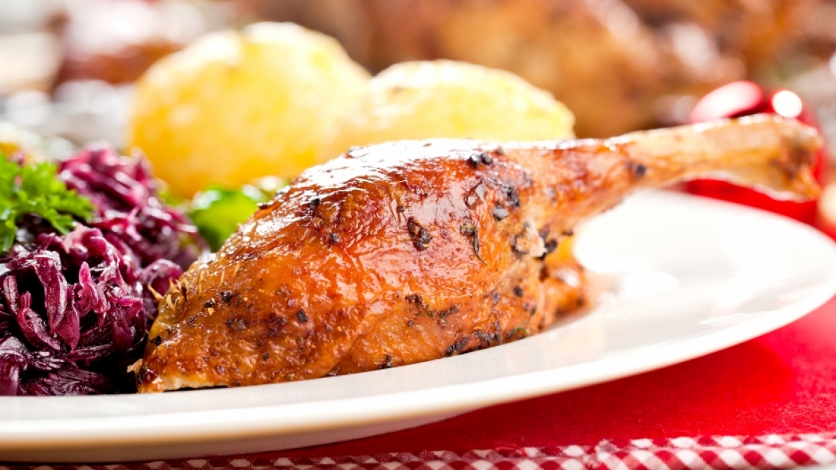 Gans mit Kl&ouml;&szlig;en und Rotkohl ist das traditionelle Weihnachtsgericht der Deutschen. (Foto)
