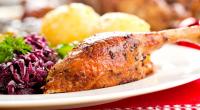 Gans mit Klößen und Rotkohl ist das traditionelle Weihnachtsgericht der Deutschen.
