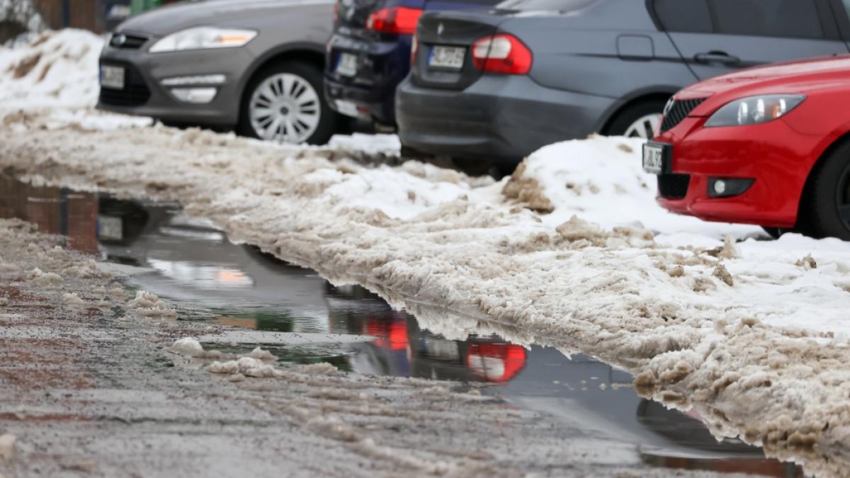 Ein Tief pumpt derzeit mildere Luftmassen nach Deutschland. Ist der Schnee bald wieder Geschichte? (Foto)