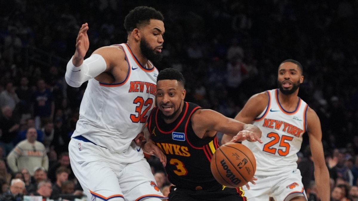 Kalr-Anthony Towns (l) von den New York Knicks verteidigt CJ McCollum von den Atlanta Hawks, am 19.04.2026. (Symbolbild) (Foto)