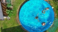 Stehen Pools längere Zeit mit Wasser befüllt im Garten, entsteht eine hohe Keimdichte. Vor allem Kinder, Schwangere und Senioren können dann schnell erkranken.