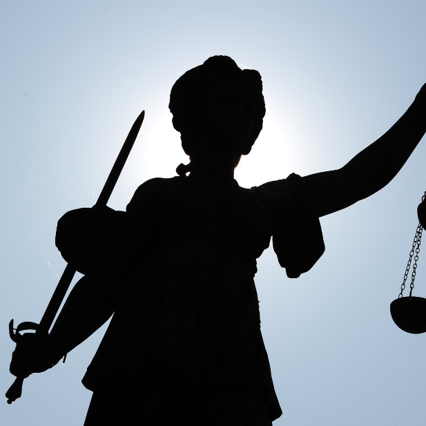 Zehnfacher Vergewaltiger verlässt Gerichtssaal auf freiem Fuß
