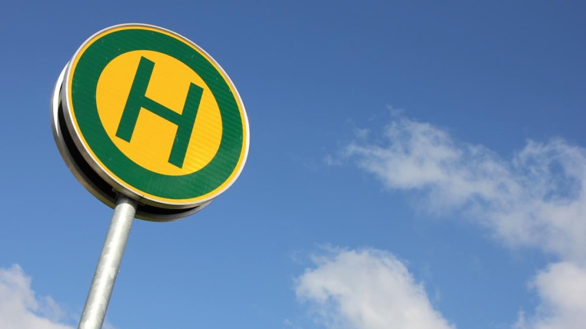 In Italien soll eine 14-J&auml;hrige vergewaltigt worden sein, als sie auf den Bus wartete. (Symbolfoto) (Foto)