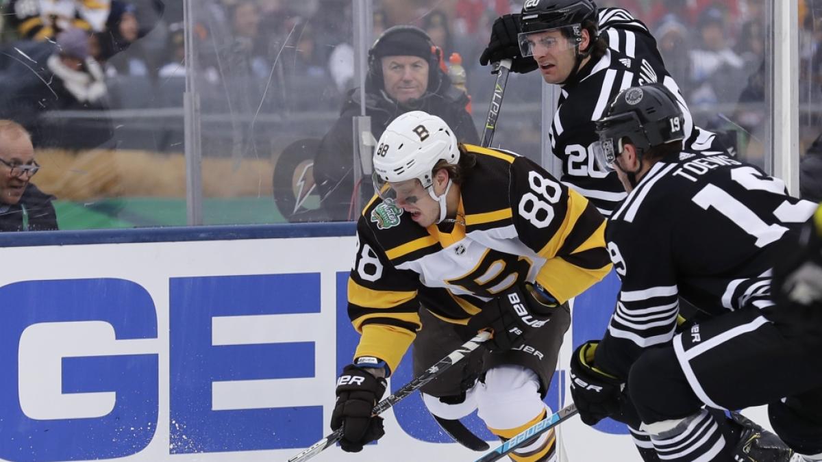 David Pastrnak (links) trauert um seinen gerade erst auf die Welt gekommenen Sohn. (Foto)