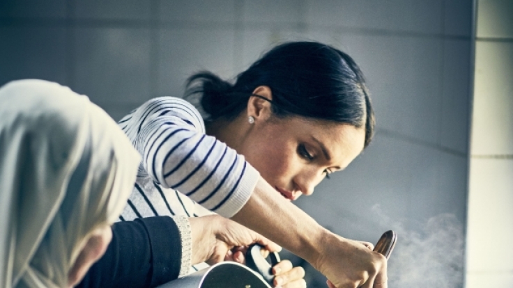 Bei ihrem ersten Solo-Auftritt trug Herzogin Meghan unter anderem ein blau-weiß gestreiftes Shirt.