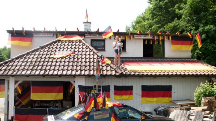 Deutschland im schwarz-rot-goldenen Fußball-Fieber: Für Fußball-Muffel ist das ein Graus.