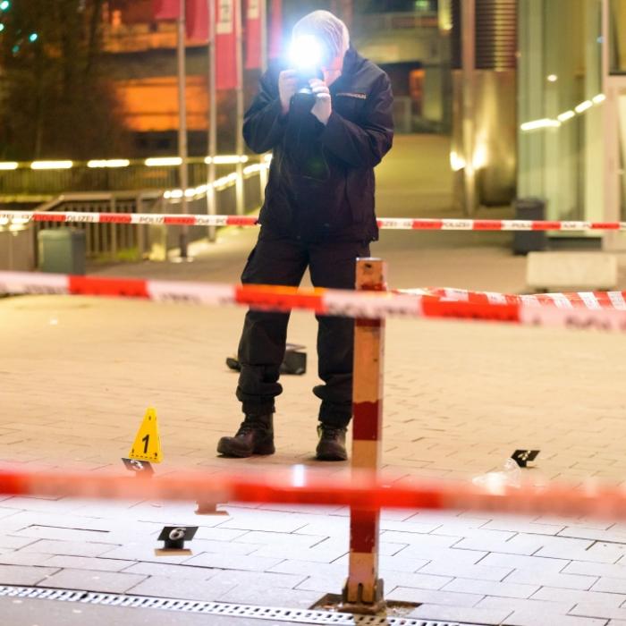 Mann vor Einkaufszentrum niedergestochen - Mordkommission ermittelt