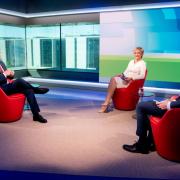 Ellen Ehni (Mitte) und Oliver Köhr (rechts) interviewen Olaf Scholz in der Sendung 