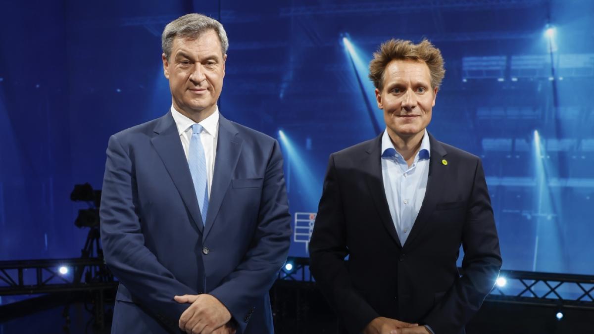 Markus S&ouml;der (CSU, l), Ministerpr&auml;sident von Bayern, und Ludwig Hartmann (B&uuml;ndnis 90/Die Gr&uuml;nen), Fraktionsvorsitzender im bayerischen Landtag, nach dem TV-Duell der Sendung "BR24 Wahl - Die Konfrontation" zur Landtagswahl. (Foto)