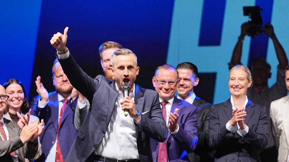 Ulrich Siegmund (vorne), Spitzenkandidat und Co-Vorsitzender der AfD-Landtagsfraktion Sachsen-Anhalt, feiert gemeinsam mit Tino Chrupalla und Alice Weidel. (Foto)