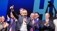 Ulrich Siegmund (vorne), Spitzenkandidat und Co-Vorsitzender der AfD-Landtagsfraktion Sachsen-Anhalt, feiert gemeinsam mit Tino Chrupalla und Alice Weidel.