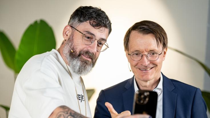 Karl Lauterbach (r.) hat im Gespräch mit Rapper Sido (l.) zugegeben, dass er schon einmal Drogen konsumiert hat.