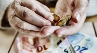 Immer mehr Senioren bekommen Geld aus zwei Renten ausgezahlt.