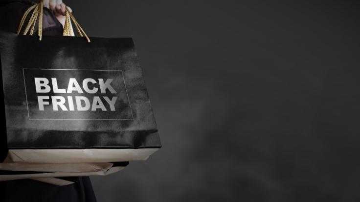 Der Black Friday und Cyber Monday locken wieder mit Schnäppchen, doch Umfragen zufolge fällt das Interesse an der Schnäppchenjagd in diesem Jahr eher mäßig aus.