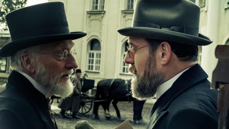 Rudolf Virchow (Ernst Stötzner, l.) und Klinikdirektor Spinola (Thomas Loibl, r.) sprechen über die angebliche Erkrankung des Kronprinzen Friedrich an Kehlkopfkrebs. Prof. Virchow soll ihn untersuchen.