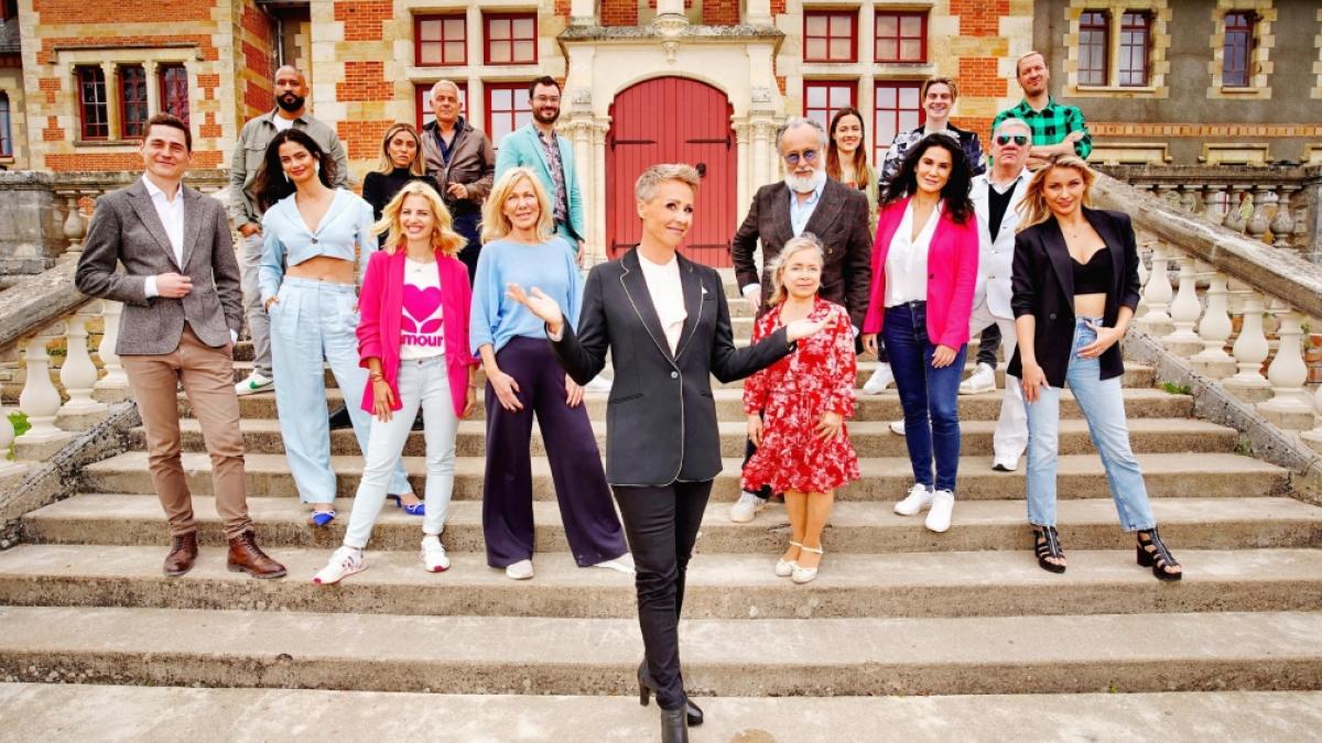 Schlossherrin Sonja Zietlow (vorne) begr&uuml;&szlig;t die Spieler von "Die Verr&auml;ter - Vertraue Niemandem!" vor dem Schloss. (Foto)