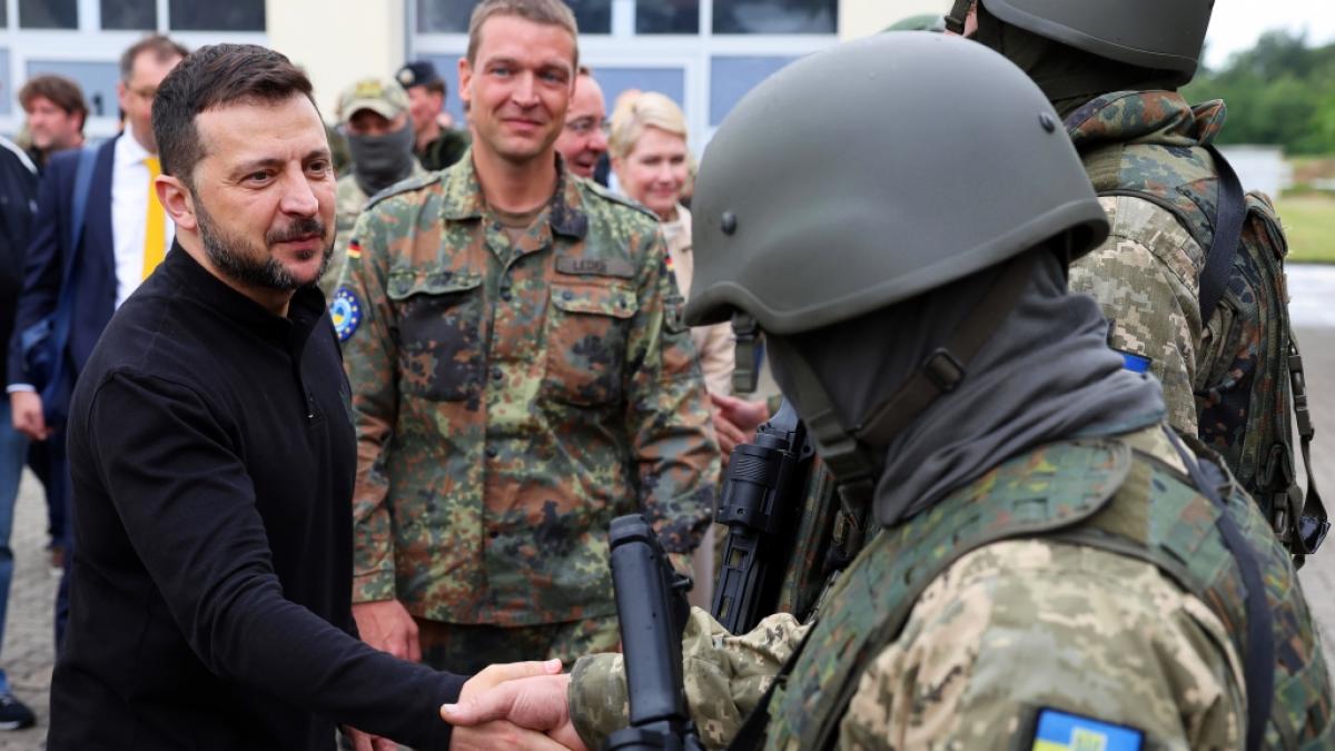 Der ukrainische Pr&auml;sident&nbsp;Wolodymyr Selenskyj begr&uuml;&szlig;t einen ukrainischen Soldaten. Im Kampf gegen Russland setzt die Ukraine allem voran auf gezielte Drohnen-Angriffe (Symbolbild). (Foto)