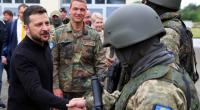 Der ukrainische Präsident Wolodymyr Selenskyj begrüßt einen ukrainischen Soldaten. Im Kampf gegen Russland setzt die Ukraine allem voran auf gezielte Drohnen-Angriffe (Symbolbild).