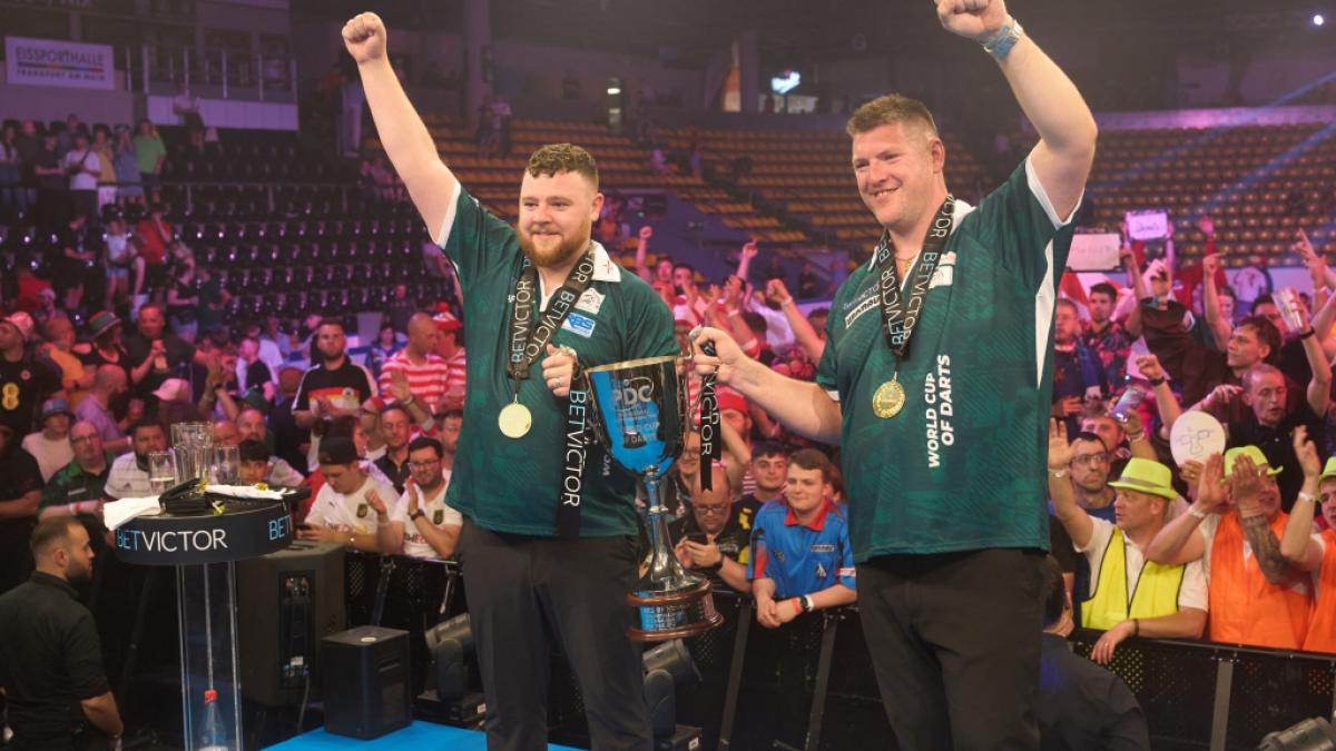 So sehen Sieger aus: Team Nordirland mit Josh Rock und Daryl Gurney feiern ihren Finalsieg bei der Darts-Team-WM 2025. (Foto)