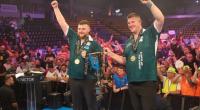 So sehen Sieger aus: Team Nordirland mit Josh Rock und Daryl Gurney feiern ihren Finalsieg bei der Darts-Team-WM 2025.