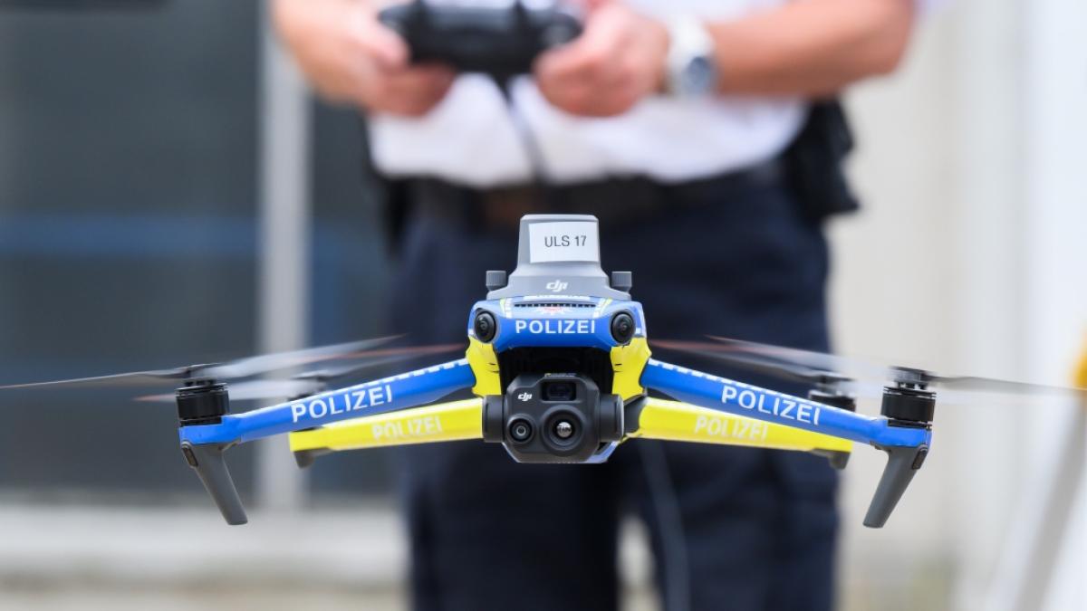 Die Polizei sucht mit Drohnen nach dem verschwundenen Jungen (Symbolbild). (Foto)