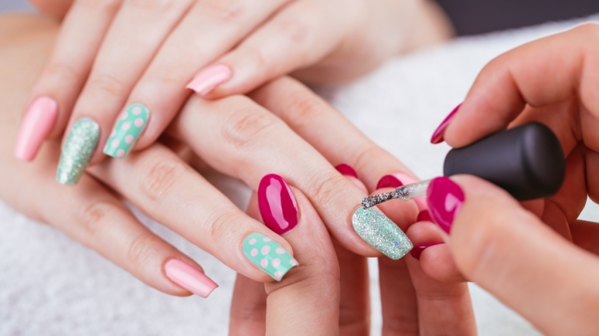 Bunt manik&uuml;rte Fingern&auml;gel sind ein Trend - doch auch gesundheitssch&auml;dlich. (Foto)
