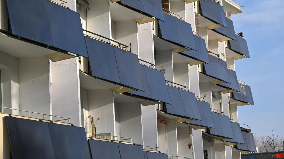 Wer sich ab August 2026 eine neue Photovoltaikanlage aufs Dach setzen l&auml;sst, bekommt f&uuml;r jede ins Netz eingespeiste Kilowattstunde etwas weniger Geld. (Foto)