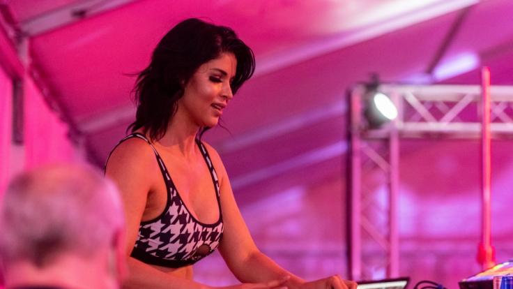 Micaela Schäfer begeistert Fans mit einer Underboob-Offenbarung.