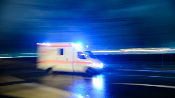 In Halle wurde ein Fahrradfahrer unter einer Straßenbahn eingeklemmt und schwer verletzt.