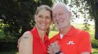 Schauspieler Sepp Schauer mit seiner Frau Corinna Binzer im Golfclub Tutzing.