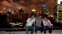 Glücklich fern von Bielefeld: Robert, Julius und David Dreyer vor der Skyline Schanghais.