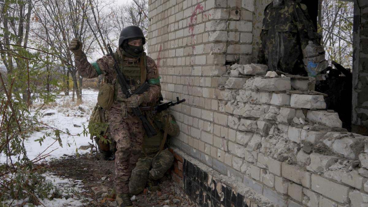 Dass ukrainische Soldaten (hier auf einem &Uuml;bungsplatz in Charkiw) in ihrem eigenen Land von Nato-Bodentruppen unterst&uuml;tzt werden sollen, h&auml;lt ein Milit&auml;rexperte f&uuml;r eine gef&auml;hrliche Idee. (Foto)
