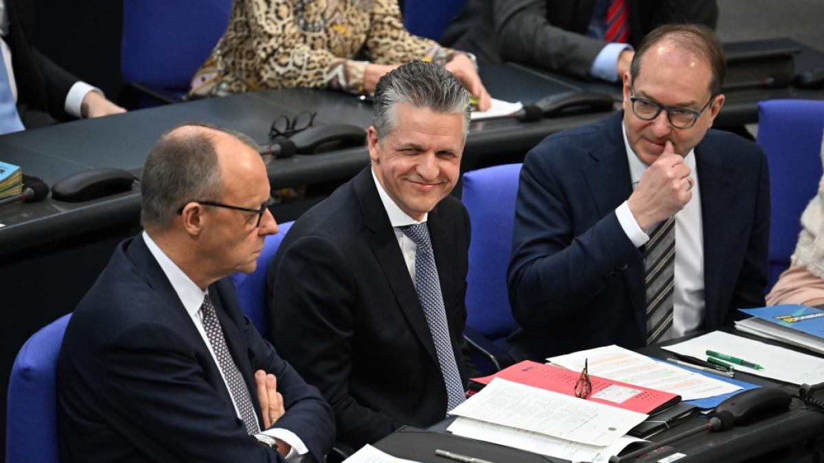 Friedrich Merz, Thorsten Frei und Alexander Dobrindt (v.l.) sprechen sich f&uuml;r eine harte Asylpolitik aus. (Foto)