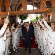 Thomas Bach wird als neugewählter IOC-Präsident 2013 mit einem Spalier aus Fechtern begrüßt.