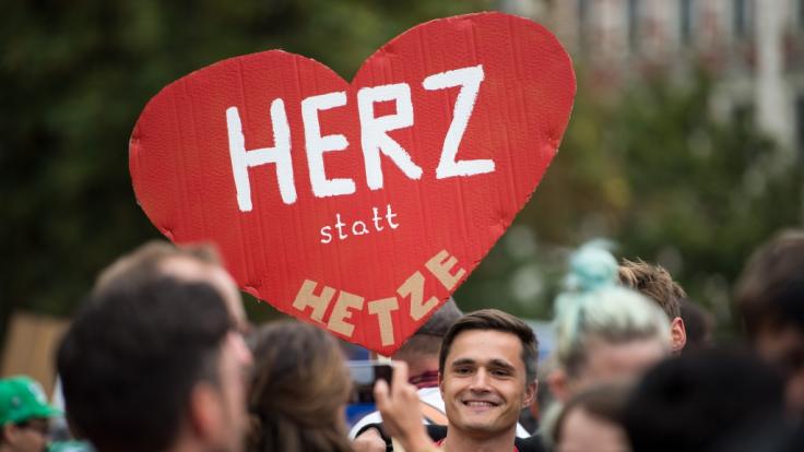 Ein Teilnehmer der Kundgebung des Bündnisses Chemnitz Nazifrei unter dem Motto