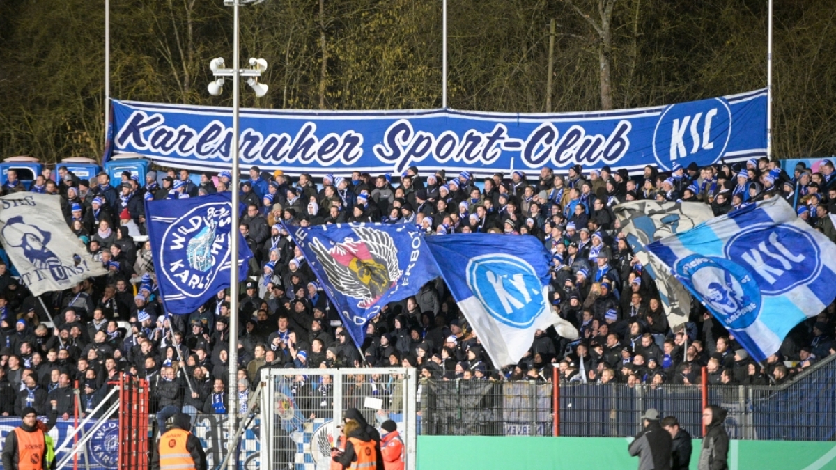 Die Fans vom Karlsruher SC schwenken Fahnen f&uuml;r ihren Verein. (Symbolbild) (Foto)